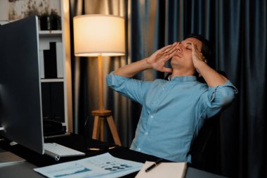 Dinamik veritabanı pazarlama analizi ile PC ekranındaki iş paragrafını araştıran stresli finansal analistin gece vakti modern ev ofisinde aylık rapor hazırlamasını düşünüyorum. Bireysel.