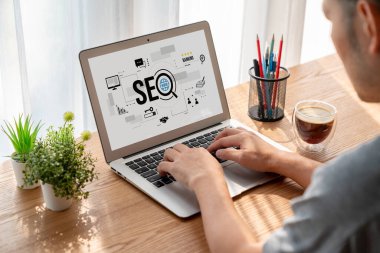 Model e-ticaret için SEO arama motoru optimizasyonu ve bilgisayar ekranında gösterilen çevrimiçi perakende işi