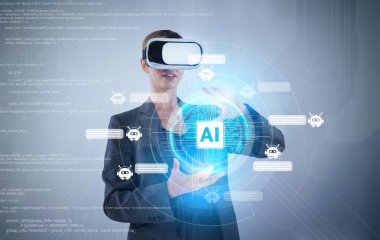 İş kadını, holografik ikona bakarken yapay zeka kullanıyor. Gri arka planda dururken kodlama mühendisliği komut ve programlama sistemine işaret eden yetenekli proje yöneticisi. Kısıtlanma.