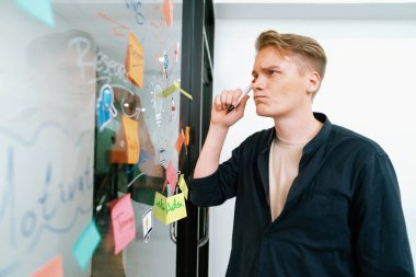 Kafkasyalı profesyonel iş adamının zihin haritası ve renkli yapışkan notlar kullanarak iş pazarlama fikrini kendine güvenle sunuşunun yakın görüntüsü. Proje konseptini başlat. Portre. Tertemiz..