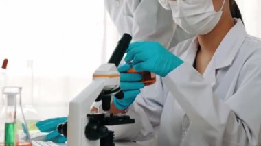 Bilimsel uzmanlığa, laboratuvar ekipmanlarına ve yenilikçi tıbbi biyoteknoloji yazılımına sahip laboratuvar sağlık araştırma ekibi yeni ilaçlar araştırıyor, tedavi geliştiriyor. Ağır çekim. Katı.