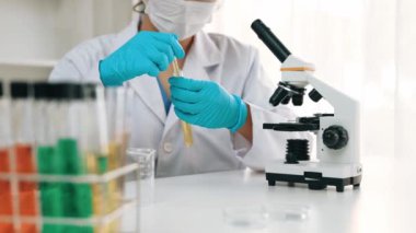 Laboratuvar araştırmacısı yeni bir ilaç geliştirir ya da tedavi eder. Laboratuvar tüpünde renkli kimyasal sıvı kullanır. Bilimsel veya kimya uzmanlığı ve laboratuvar ekipmanları ile sağlık hizmetlerinin teknolojik gelişimi. Katı.