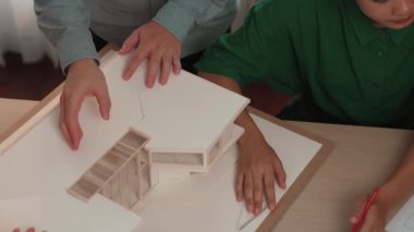Mimari ekipman incelemesi kullanarak yavaş çekim ev tasarımcısı ve müşteri veya müşteriyle birlikte mimari ev modeli tasarım örneklerini ölçer. Değiştirilmiş