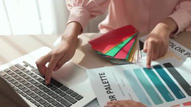 Grafik tasarımı için renk seçimi yapan ve beyin fırtınası yapan iki tasarımcının yavaş çekim çekimi ya da tasarım bürosunda kromatik danışmanlık hizmeti isteyen bir müşteri. Değiştirilmiş