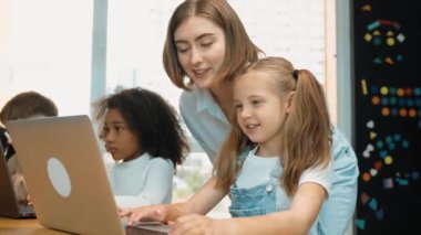 Akıllı öğrenci, öğretmen STEM teknoloji sınıfındaki ekran ve kontrol sistemine bakarken başarılı projeyi kutluyor. Çeşitli programlama mühendislik kodları ya da kodlama komutları. Etkinlik.