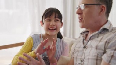 Büyükbaba ve torun birlikte TV 'de ilginç bir eğlence medyası izliyorlar. Eski üst düzey kullanım teknolojisi, genç nesil çapraz nesil ile iletişim kurarak aile bağlarını güçlendiriyor. Uyumsuzluk.