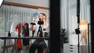 Kadın Etkilenen Vlog video görüntülerini canlı yayınlıyor Makyaj primi sosyal medya veya blog. Kozmetik stüdyosu ışıklandırmalı mutlu genç kız çevrimiçi pazarlama oturumu yayını için..