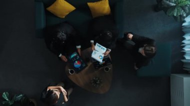 Profesyonel iş adamlarının üst düzey görüşü, akıllı iş adamları toplantı odasından çıkarken dizüstü bilgisayar ve finans grafiği kullanarak borsa yatırım verilerini analiz ediyor. Yaratıcı iş. Müdürlük.