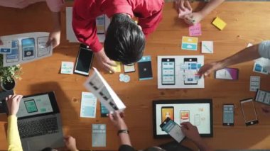 Akıllı yazılım geliştiricisinin yazılım geliştirme planlama üst görünümü. Cep telefonu arayüzü ya da dijital yaratıcı tasarım için Ux UI tasarımı ve beyin fırtınası yapan yetenekli bir programcı takımı. Cemaat.