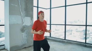 Çok kültürlü hipster grubu kameraya bakarken gökyüzü avcısıyla ya da şehir manzaralı bir binada break dans yapıyorlar. Sokak dansçısı ekibi dansçı performansına bakıyor. Açık hava sporu 2024 hiphop..