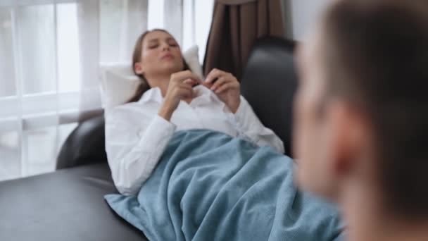 Jonge Vrouwelijke Patiënt Liggend Hurk Bevrijd Emotie Van Traumatische Gebeurtenis — Stockvideo