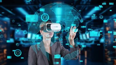 Kadın, gelecekteki küresel yenilik arayüzü VR tarafından el kaydırmalı dünya analiz monitörü kullanılarak dinamik pazar verilerini araştırıyor dijital bilgi ağı teknolojisi görsel hologram animasyonu. Kısıtlanma.
