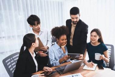 Mutlu iş adamları birlikte çalışır, şirket ofisinde tartışırlar. Profesyonel ve çeşitlilik takım çalışması iş planını bilgisayarda tartışır. Modern çok kültürlü ofis çalışanı. Uyum