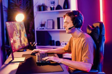 Sunucu kanalı bilgisayar ekranında muptiplayer 'larla Moba' yı oynayan ya da savaş alanında yalnız olan akıllı oyun flaması odaklı. Esport neon dijital ışık odasından canlı yayın yapıyor. Bireysel.