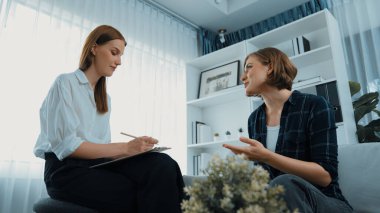 Mutlu hasta ve psikolog klinikte olumlu duygularla zihinsel sağlık sohbetlerini paylaşırken aynı zamanda klinikteki psikologlara başarılı bir iş ve hayatı açıklıyorlar.