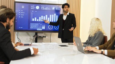 Ofisteki sunum ya da analist ekibiyle süs toplantı odasında mali verileri analiz etmek için BI Fintech 'i kullanın. İş adamları stratejik planlama için TV ekranında BI gösterge panelini analiz ediyor