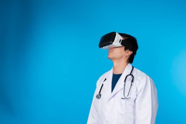 Metatik analitik tıp araştırmalarını birleştiren VR kulaklığına bakan zeki doktor mavi arka plan fütüristik teknoloji hologramı sanal gerçeklik akıllı meta dünya. Entrika.