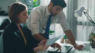 Profesyonel iş adamı, ESG 'nin çevresel yönetim tabletini kullanarak yöneticiye sürdürülebilir bir fikir sunuyor. Akıllı yönetici birlikte çalışarak temiz enerji kullanmayı planlıyor. Hizalama.