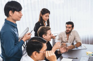 Bir grup farklı ofis çalışanı şirket ofis odasında stratejik iş pazarlama planlamasında birlikte çalışıyor. İş yeri konseptinde pozitif takım çalışması. Tedbirli