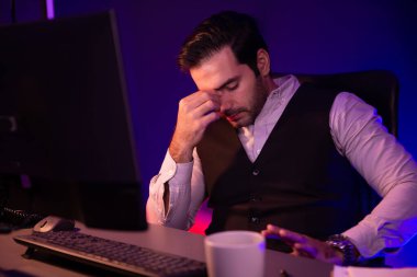 Akıllı iş adamının bitmemiş ürün satış kanalı raporuyla başı dertte. Gece geç saatlerde mor neon ışıklı odada çalışarak uzun süre analiz edilen pazar verileri kavramı. Tahmin et..