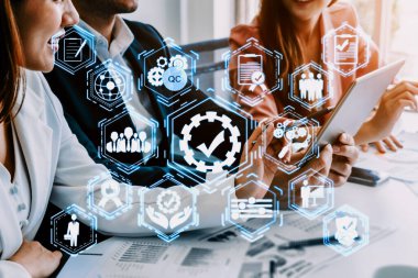 Kalite Güvencesi ve Kalite Kontrol Konsepti - Modern grafik arayüzü sertifikalı standart süreç, ürün garantisi ve müşteri memnuniyeti için kalite iyileştirme teknolojisini gösteriyor. uds