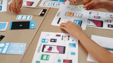 UX geliştiricisinin panorama videosu veya şirket tasarım kullanıcı arayüzü veya mobil uygulama için UI prototipi veya akıllı telefondan yazılım gösteren web sitesi yazılımı. Sinerjik