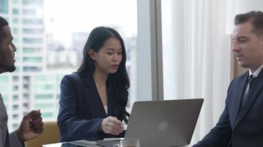 Şehir siluetine bakan süslü ofis, çeşitlilik uzmanlığı iddialı iş genişletme veya stratejik pazarlama tartışmaları. Finansal danışman, danışmanlık sektörü öngörüleri ve fikir verir