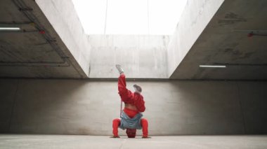 Mutlu dansçı adam break dansın ya da bina içinde serbest stil dansın keyfini çıkar. Profesyonel dansçı çocuk enerjik bir hareket sergiler ya da modern yaşam tarzını dondurur. Açık hava sporu 2024. Yumuşak bir şekilde..