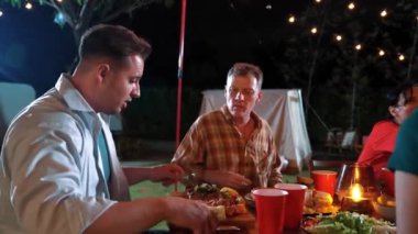Aile tatilini kutlamak için toplanır. Ebeveynler ve büyük ebeveynler birlikte konuşur ve akşam yemeği partisi yemeği yerler. Rahatlamak ve nesiller arası tatlı akrabalarla vakit geçirmek için açık hava aktiviteleri. Uyumsuzluk.