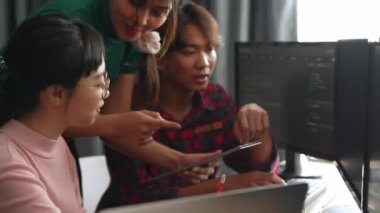 Bilgisayar programlama için arka uç yazılım geliştirici mühendisi. Yazı yazma kodlarını ayıklamak için birlikte çalışıyorlar. Ofisteki monitörde karmaşık algoritmaları çözüyorlar. Filizlenen