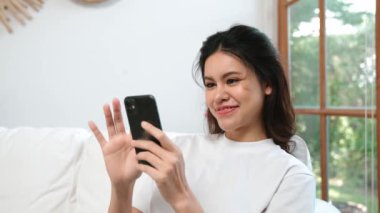 Genç bir kadın internet üzerinden alışveriş yapmak için internet üzerinden internet üzerinden internet üzerinden alışveriş yapıyor. Modern ve konforlu çevrimiçi alımlar güvenli ve uygun alışverişleri sağlar.