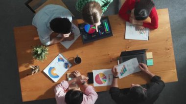 İş kadınlarına tepeden bakan bir bakış açısı. Açıkla ve finansal durumu açıkla. Çeşitli gruplar yatırım grafiğiyle toplantı masasında borsa istatistikleri hakkında tartışıp dinlediler. Cemaat.