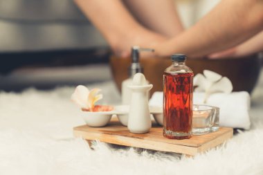 Spa aksesuarları, müşterilerin lüks spa salonlarında keyifli ayak masajları yaparken masörlerin gündüz açık ambians kaplıcalarında refleksoloji terapisi yaptıkları bulanık arka plan üzerine kuruludur. Sessiz.
