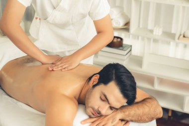 Kafkas erkek müşteri stres önleyici spa masajının keyfini çıkarıyor ve lüks otel veya oteldeki gündüz açık hava ortamında güzellik derisi eğlencesi ile şımartıyor. Sessiz.