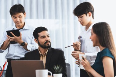 Profesyonel Asyalı çalışanlar, şirket ofisinde takım olarak çalışarak iş planları ve bilgisayarla başarılı olmak için verileri tartışırlar. Modern ofis çalışanı takım çalışması konsepti. Uyum