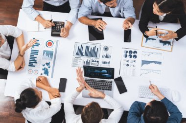 Üst düzey analist ekibi toplantı odasındaki mali verileri analiz etmek için BI Fintech 'i kullanıyor. İş anlayışı ve stratejik pazarlama planlaması için kağıt üzerinde analitik BI gösterge paneli. Tedbirli