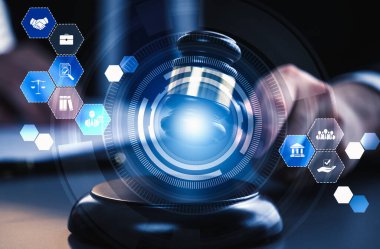 Akıllı hukuk, hukuki danışmanlık simgeleri ve avukatlık bürosunda çalışan araçlar dijital hukuk kavramını ve çevrimiçi hukuk ve yönetmelik kavramlarını gösteriyor .