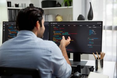 Modern ofisteki web sitesinde son güncelleme sürümü için iki pc ekranda akıllı bilişim geliştirici yazılım geliştirme kodlaması üzerinde yoğunlaşmak, virüs yazılım uygulama programı yaratmak. Tahmin et..