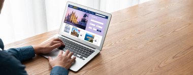 Model arama ve seyahat planlama için internet sitesi uçuş, otel ve tur rezervasyonları için anlaşma ve paket sunuyor