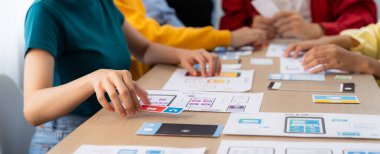 Mobil uygulama ya da web sitesi için kullanıcı arayüzü prototipi planlayan yeni başlayan şirket çalışanlarının panorama pankartı. UX UI tasarımcı beyin fırtınası kullanıcı dostu arayüz planı. Sinerjik