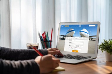 Online uçuş rezervasyon sitesi mod rezervasyon sistemi sağlar. Seyahat teknolojisi kavramı .