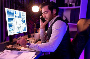 Akıllı iş adamı, akıllı telefon şirketinin ortağı ya da yatırımcısı kağıt işi raporları klasörüne not pazarı verileri yazarak satış kanalı disiplinlerini Neon Dark Light Room 'daki ürün hizmetlerini analiz ediyor. Tahmin et..