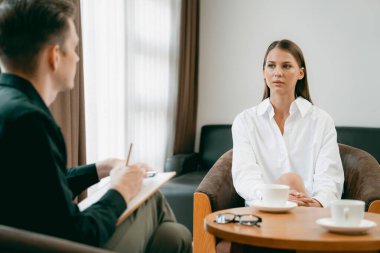 Psikolojik konsültasyon zihinsel problemde iyileşme kaydediyor. Psikiyatrist akıl hastalığı teşhisi koyarken mutlu genç bayan hasta terapi seansı yapıyor. Açılıyor