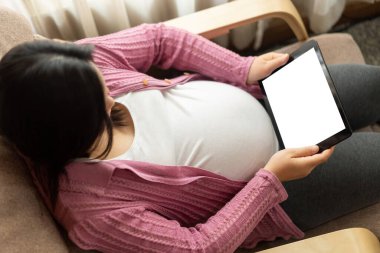 Tasarımınız için mod bilgisayardaki beyaz boş ekran monitör ekranında maket yapın