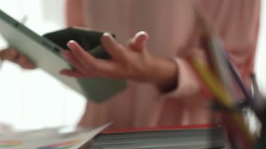 Ofisteki krom konsültasyon sırasında müşteri talebine dayalı tabletle çalışan ve grafik tasarımı için renk seçimi yapan tasarımcı takımının yavaş çekim çekimi. Değiştirilmiş