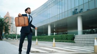 Başarılı bir iş adamı yürürken satışların artmasını kutluyor. Mutlu proje yöneticisi ya da erkek lider başarılı bir projeyle gurur duyuyor, terfi alıyor, iş buluyor. Aşırı sevinç ve mutluluk. Sevinçli..