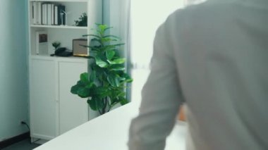 Yetenekli mühendis takımının ev inşaatı hakkında konuştuğu en iyi manzara. Planlar hakkında beyin fırtınası yapmak için tartışan ve yazan bir grup zeki mimar ya da tasarımcının hava görüşü. Hizalama.