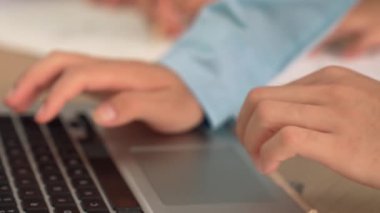 Mimarlık ve güvenlik mühendisi, modern ofiste doğruluk için mimari belge ve ölçüm aracı kullanılarak dizüstü bilgisayarın üzerinde sergilenen planlar hakkında tartıştı. - Yakın çekim. Tanımlama.