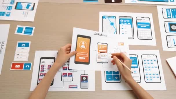 Startup Bedrijf Medewerker Planning Voor User Interface Prototype Voor Mobiele — Stockvideo