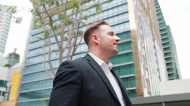 İş adamları pazarlama raporlarını Green City 'de iş yerinde yürürken telefonla kontrol ediyorlar. Profesyonel yönetici cep telefonuna bakıyor ve çevrede ağaç ve gökdelen ile buluşmaya gidiyor. Urbane.